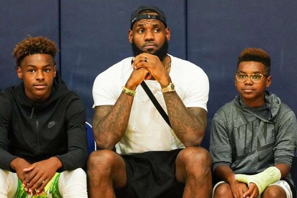  詹姆斯有几个儿子？