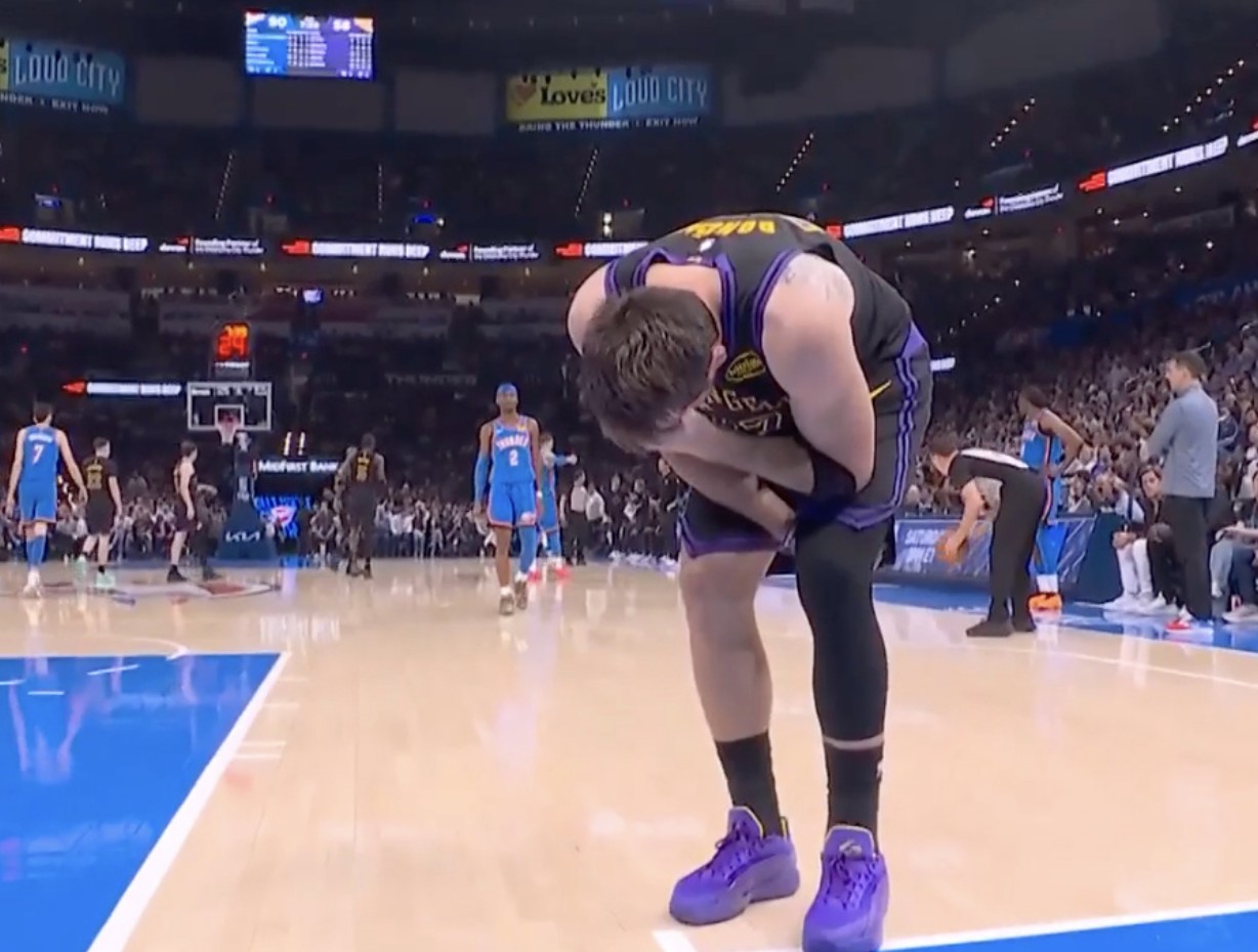  东契奇第三节无对抗受伤，捂腿倒地后返回更衣室